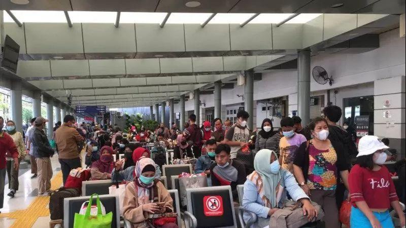 Stasiun Pasar Senen Dipadati Calon Penumpang Setelah Berakhirnya Larangan Mudik