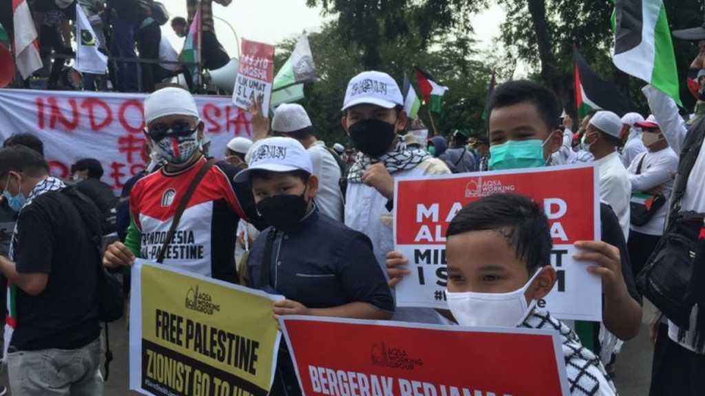 Anak-anak Ikut Demo Aksi Bela Palestina di Depan Kedubes AS