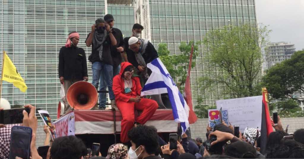 Polisi Tangkap Peserta Aksi Bela Palestina Bertopeng Salvador Dali yang Hendak Membakar Bendera Israel