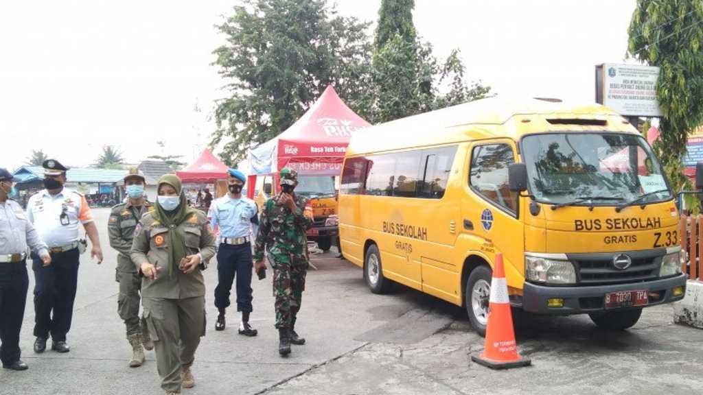 Bus Sekolah DKI Evakuasi 45 Pemudik COVID-19 ke Wisma Atlet