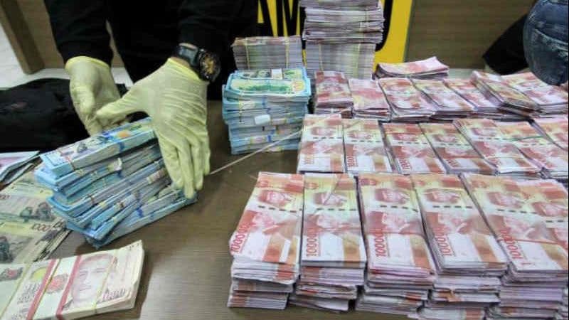 Uang Palsu Rp1 Miliar Dijual ke Warga Kampung Rp5 Juta, Pelaku Dicokok Polisi