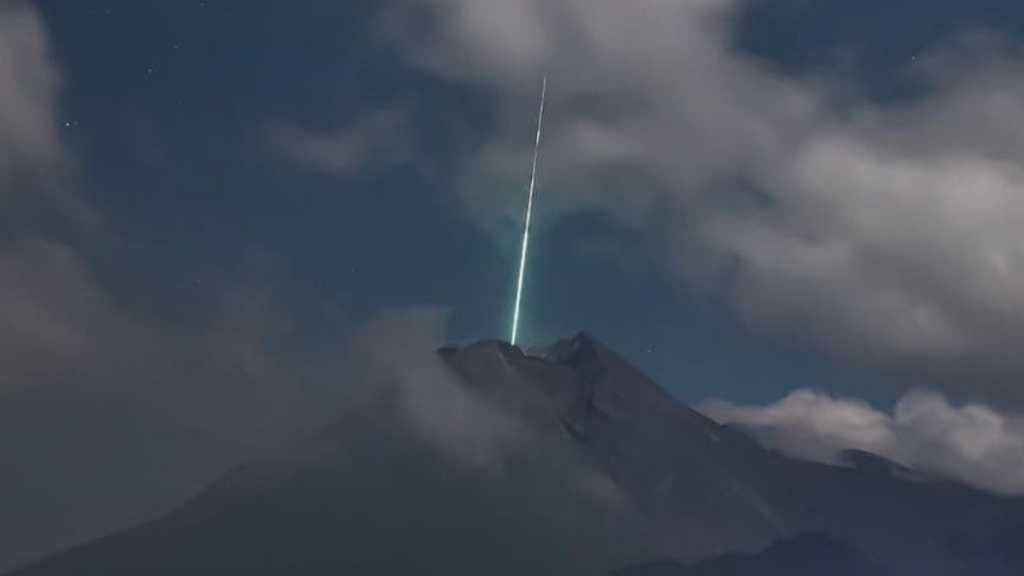 Geger Cahaya Hijau Misterius Jatuh Tepat di Puncak Gunung Merapi, LAPAN Buka Suara