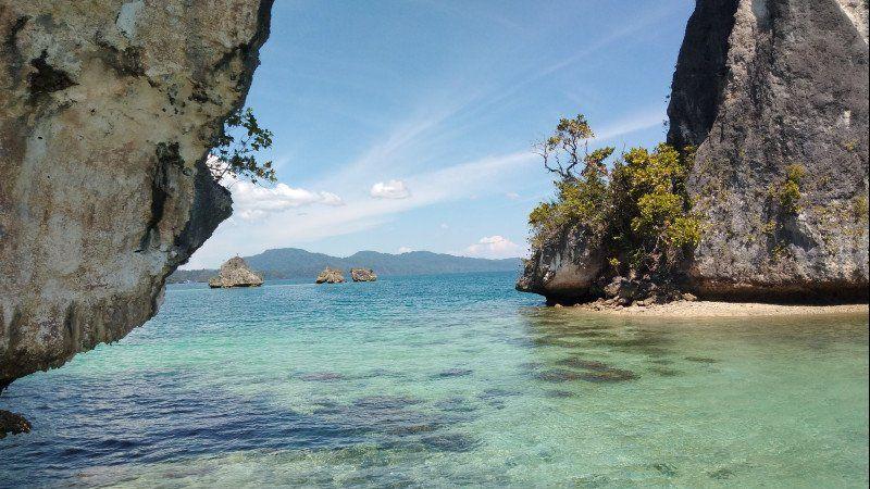5 Wisatawan Apes: Masuk Raja Ampat Secara Ilegal, Lalu Terjatuh dari Jembatan saat Berfoto