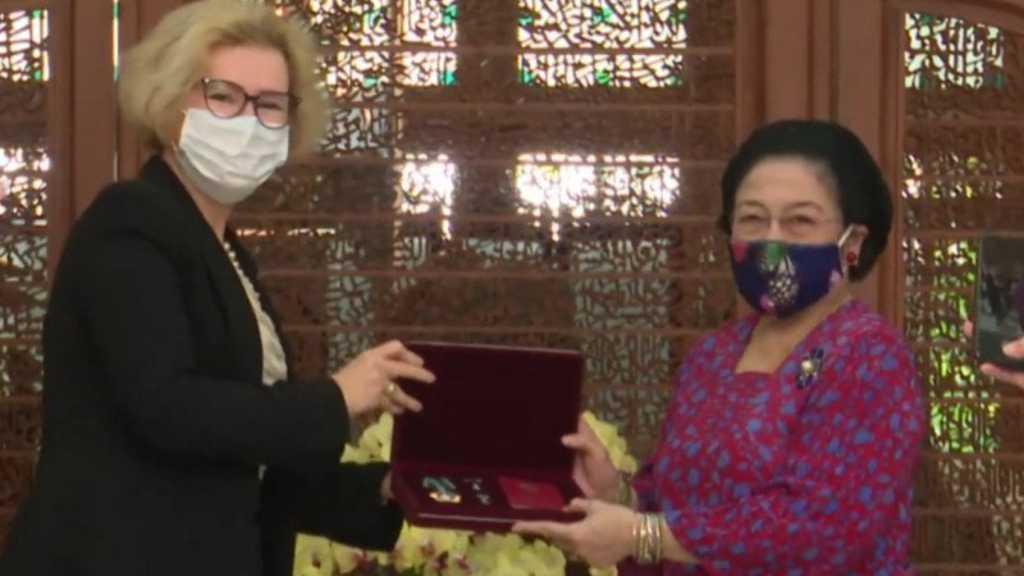 Kala Megawati Menangis saat Terima Bintang Jasa dari Vladimir Putin