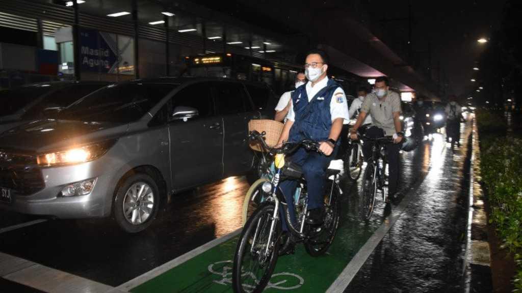 Anies Baswedan Gowes ke Kantor Bareng Dubes Belanda Pakai Batik