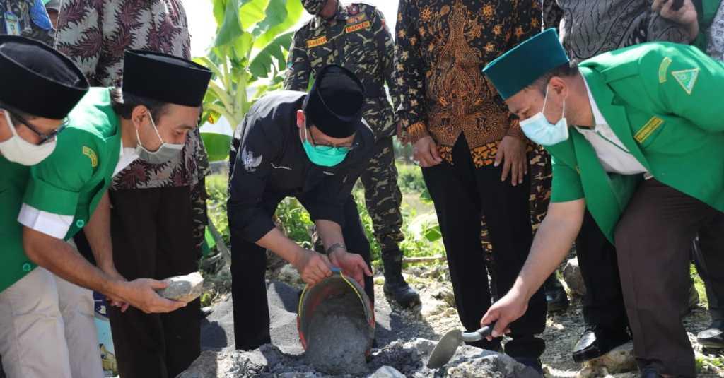 Mendes PDTT Letakan Batu Pertama Pembangunan NU Center Lamongan
