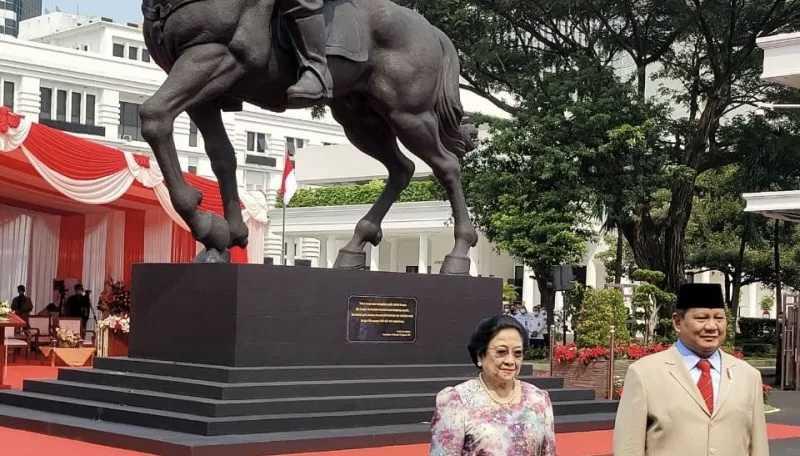 Megawati Bersama Prabowo Resmikan Patung Soekarno di Kemenhan