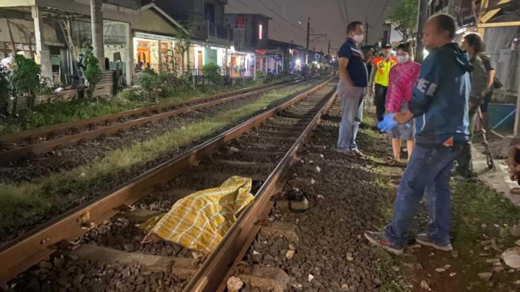 Main Ponsel di Pinggir Rel, Pelajar Tewas Tersambar Kereta di Kebayoran Lama