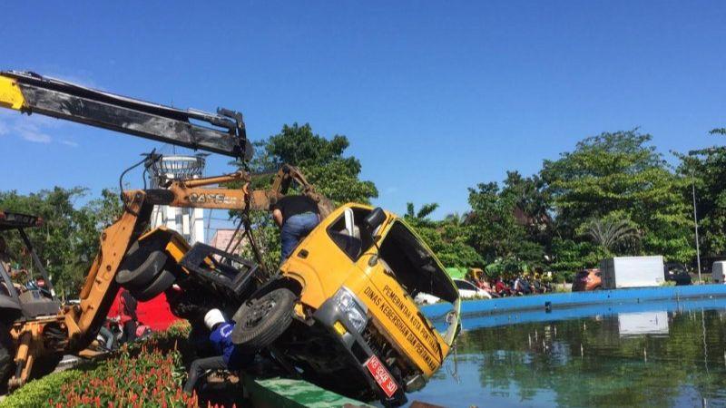 Truk Sampah Nyebur ke Kolam Air Mancur, Sopir Alami Luka Robek di Kepala
