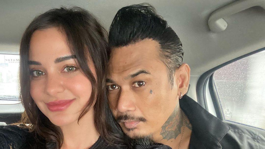 Mesra Banget, Jerinx Unggah Foto Mesra Perdana Bersama Nora Usai Bebas dari Penjara