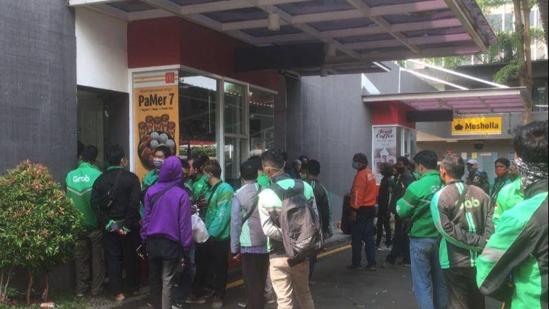 Cerita Ojol, Antre 2 Jam dan Berpotensi Kehilangan Orderan Lain Gara-gara BTS Meals