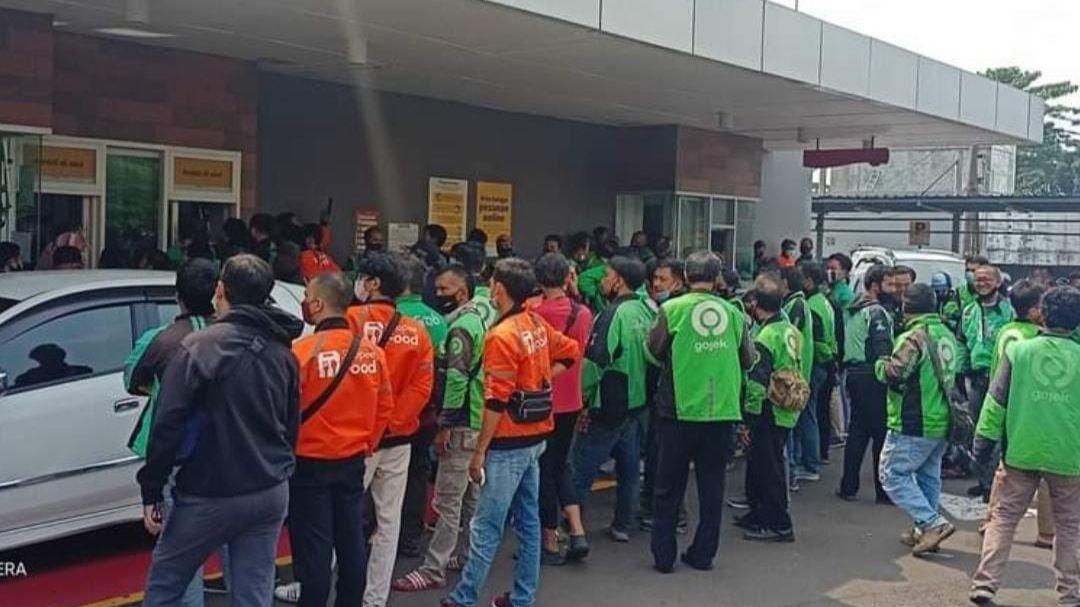 Beberapa Potret Kerumunan Ojol di McDonald's Gara-gara Antrean BTS Meals