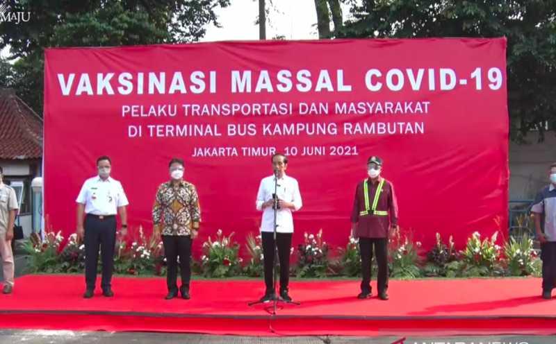 Presiden Jokowi Beberkan Alasan Pemberian Vaksin COVID-19 di Kampung Rambutan