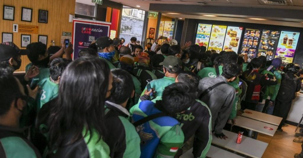 Dampak BTS Meal Timbulkan Kerumunan, Walkot Bandung Minta Satpol PP Tegas Tutup McD