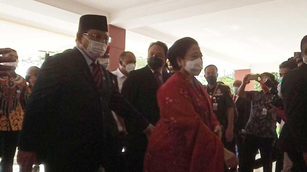 Kenakan Kebaya Merah, Megawati Didampingi Prabowo di Sidang Pengukuhan Gelar Profesor