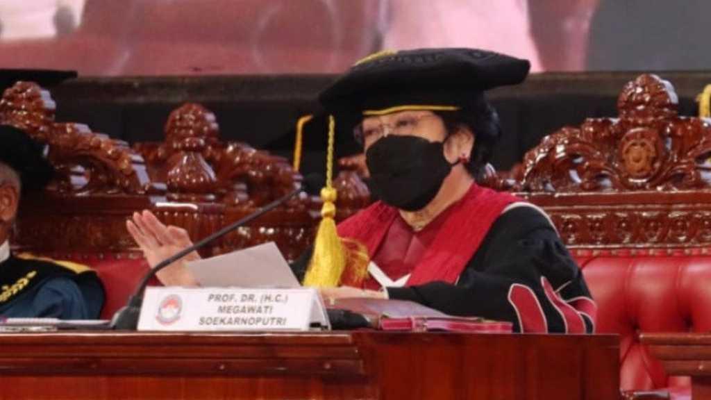 Dikukuhkan sebagai Profesor, Megawati Sebut Khusus Nama Prabowo dan Nadiem