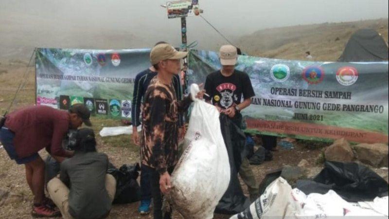 Satu Ton Sampah Diangkut dari Dua Jalur Pendakian Gunung Gede-Pangrango!