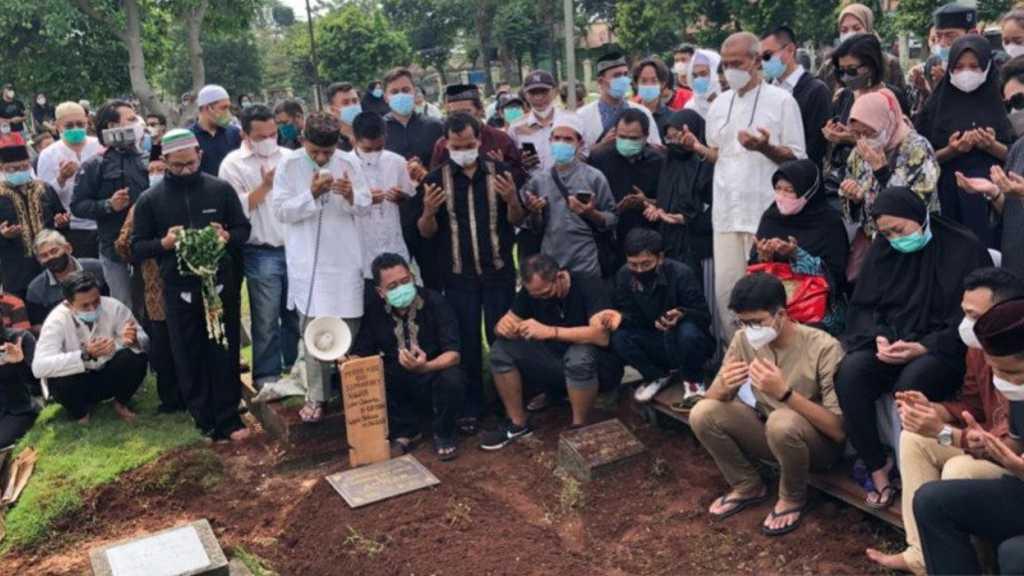 Markis Kido Dimakamkan Satu Liang Bersama Ayahnya di TPU Kebon Nanas