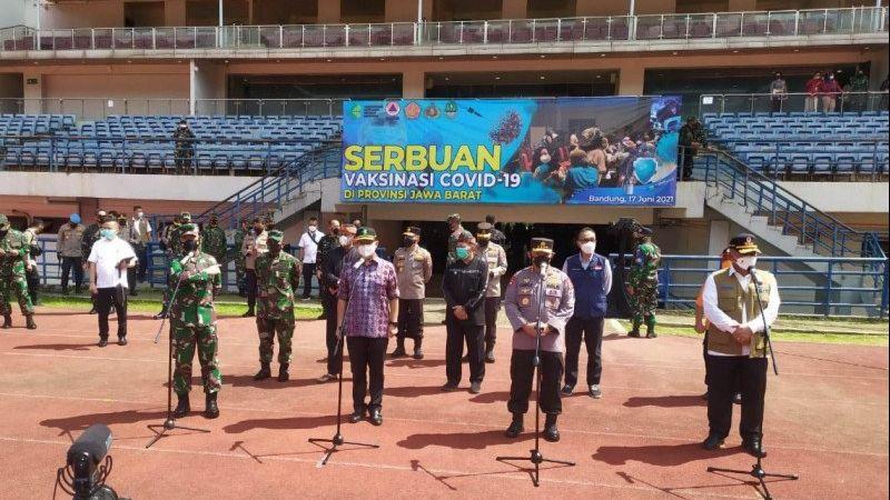 Tinjau Vaksinasi di Bandung, Menkes Budi Sampaikan Pesan Khusus Presiden Jokowi