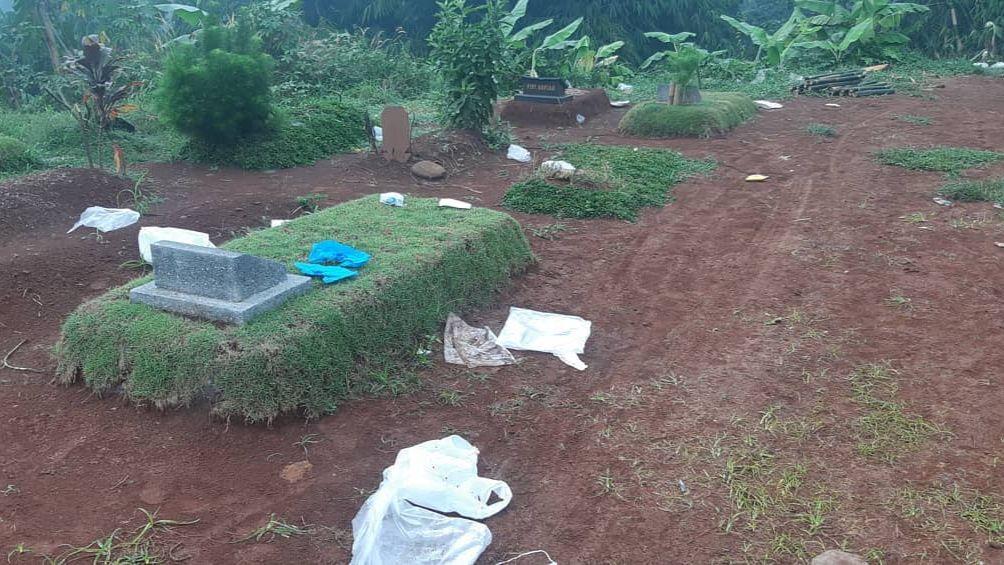 Viral APD dan Sarung Tangan Bekas Berserakan di Atas Kuburan TPU Pondok Rajeg, Diduga Usai Makamkan Jenazah COVID-19