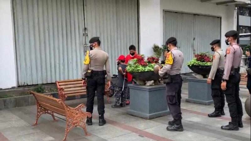 Puluhan Ruas Jalan di Bandung Ditutup, tapi Masih Banyak Warga yang Berkerumun