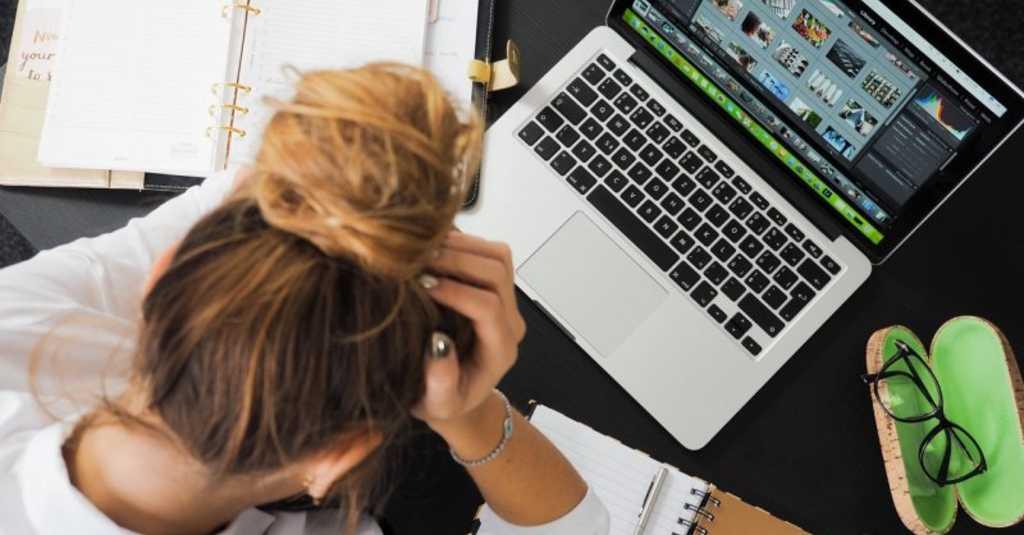 Cara Merawat Kulit yang Terlalu Sering Terpapar Sinar Biru dari Gawai dan Laptop