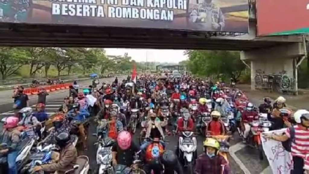 Ribuan Warga Geruduk Balai Kota Surabaya Tolak Penyekatan Suramadu