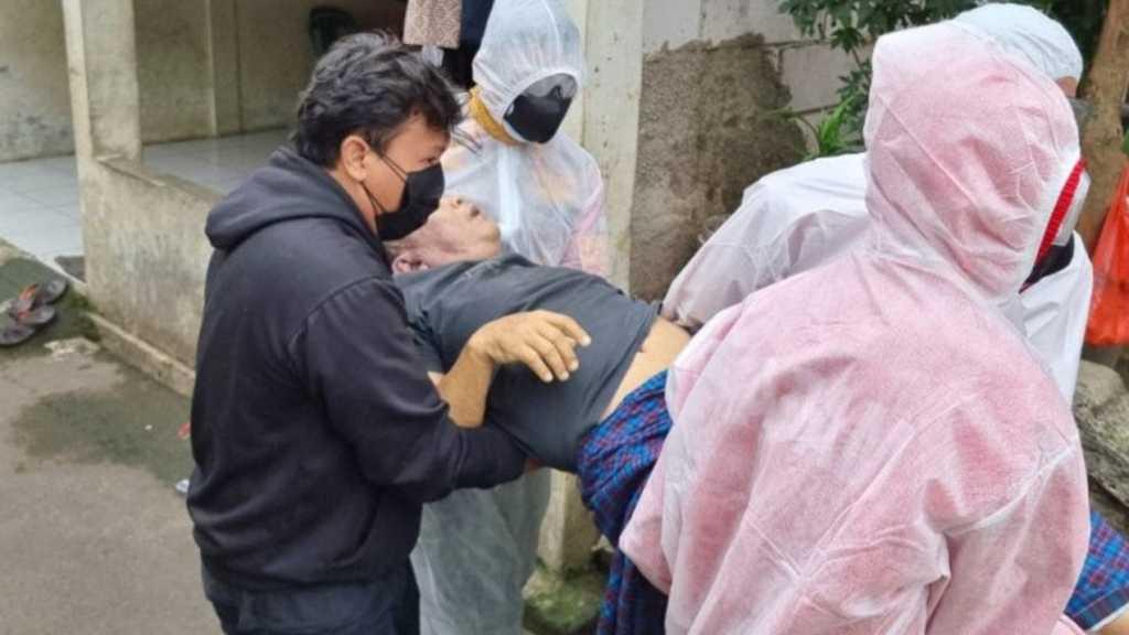 Turun Langsung Pakai APD, Wakapolrestro Jaksel Jadi Sopir Dadakan Evakuasi Warga Kritis COVID-19