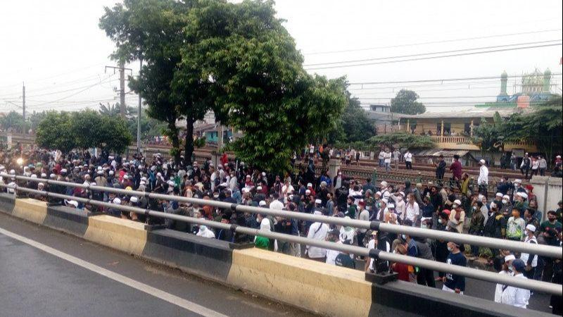 Massa Pendukung Habib Rizieq Geruduk PN Jaktim, Polisi Tembakkan Gas Air Mata!