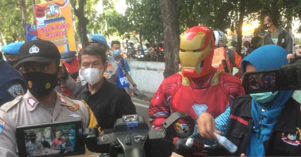 Warga Kaget Saat Didatangi Polisi Berpakaian Superhero ke Tempat Nongkrong di Kelapa Gading