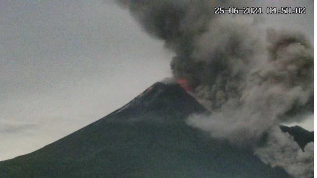 Awas! Gunung Merapi Luncurkan Awan Panas