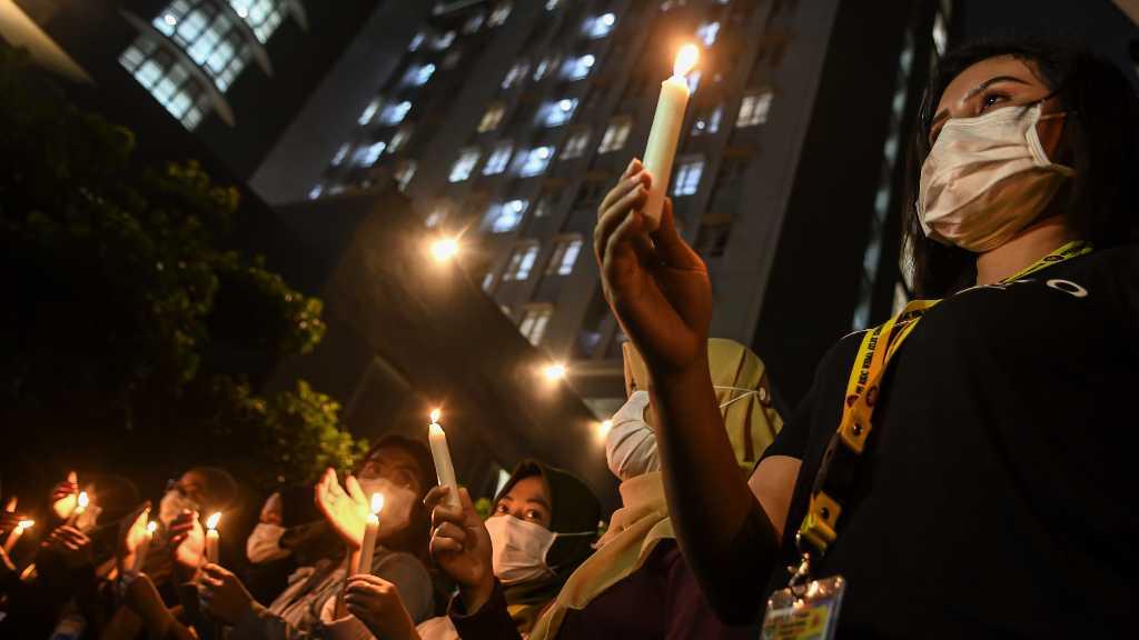 Foto-foto Nyala Lilin Lepas Kepergian Nakes Pertama Wisma Atlet yang Gugur Akibat COVID-19