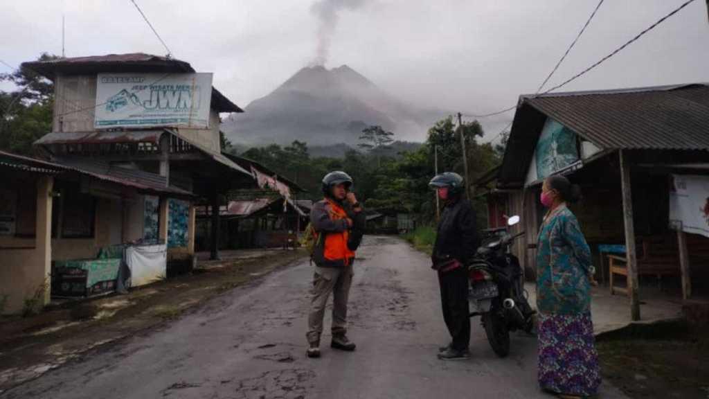 Awan Panas Meluncur dari Merapi, Sejumlah Wilayah di Sleman Dilanda Hujan Abu