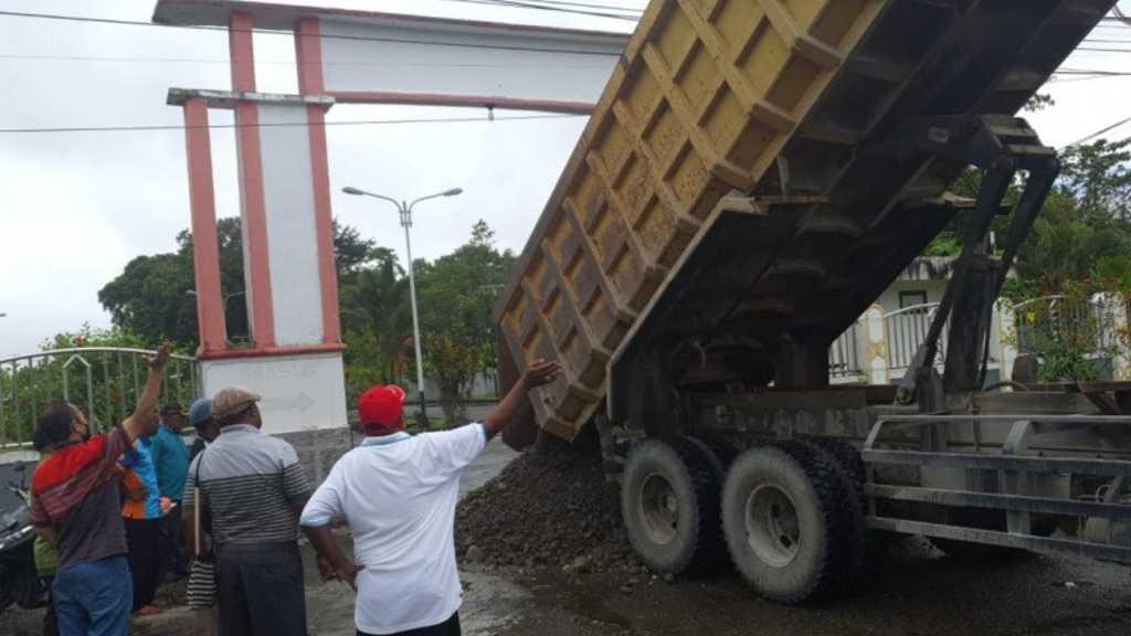 Blokade Pintu Masuk dengan Pasir, Eks Anggota DPRD Mimika Tuntut Diaktifkan Kembali