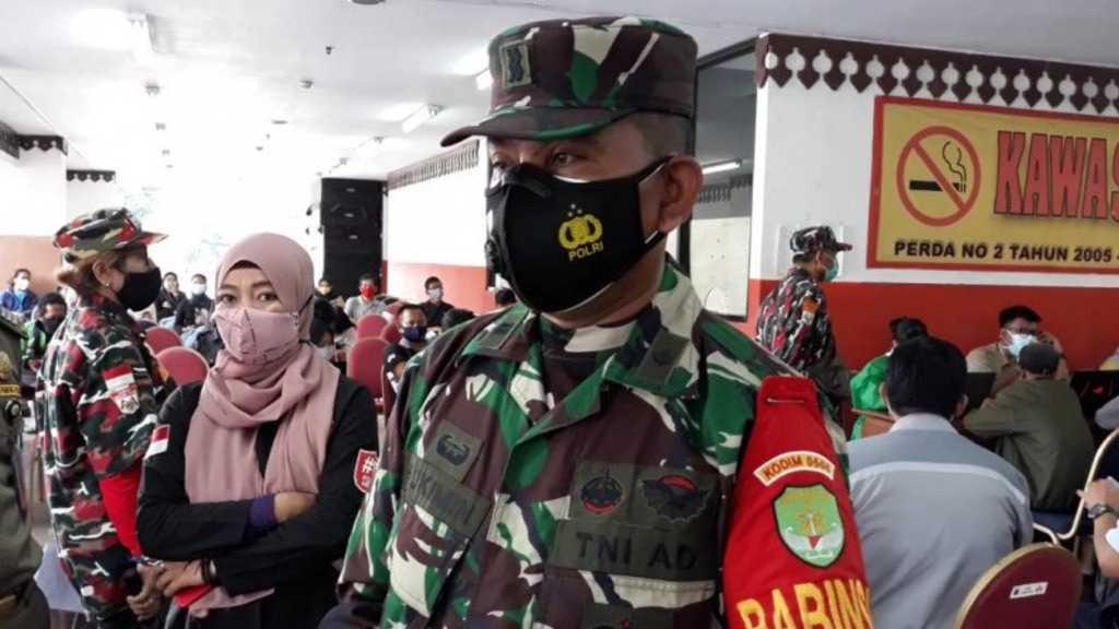 Vaksinasi COVID-19 di GOR Ciracas Nyaris Ricuh, Warga Murka Tak Kebagian Nomor Antrean