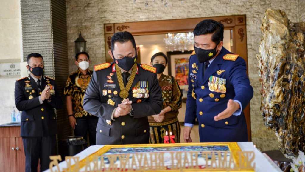 Datangi Rumah Dinas Kapolri, Panglima TNI Beri Kejutan Kue Ulang Tahun Hari Bhayangkara