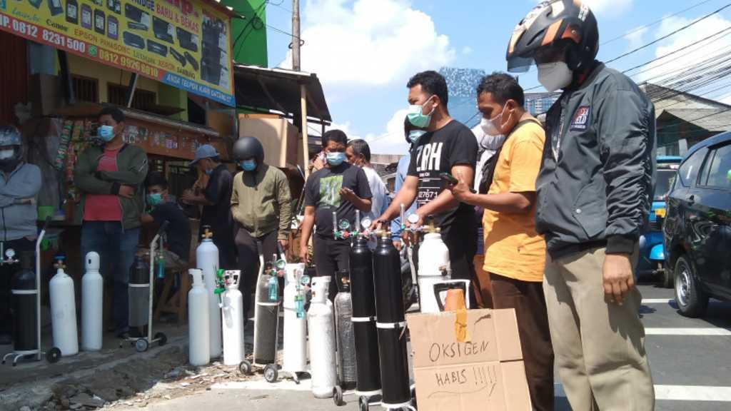 Ramai-ramai Warga Antre Isi Ulang Tabung Oksigen: Dulu Sepi Sekarang Parah Sekali