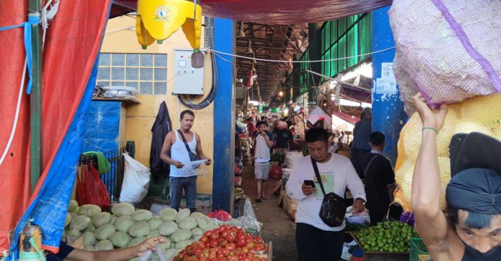 Hari Kedua PPKM, Pasar Kramat Jati Ramai, Sejumlah Pedagang dan Pembeli Terlihat Langgar Prokes