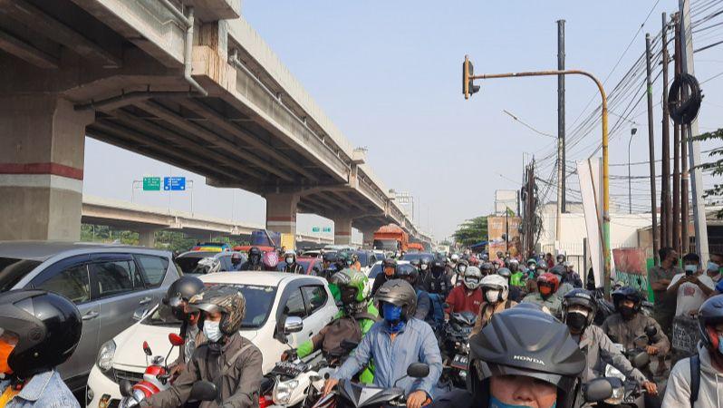 Senin Pertama PPKM Darurat, Kalimalang Macet Panjang, Ada yang Tak Bisa Pulang ke Rumah!