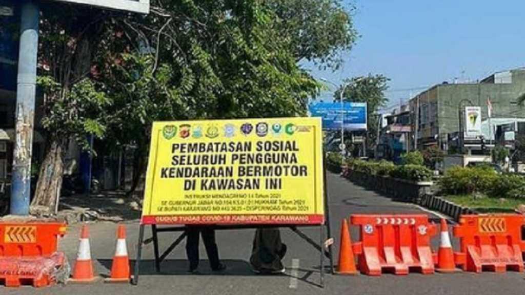 Ditutup! Dua Ruas Jalan di Karawang Ini Disekat Setiap Siang dan Malam Hari