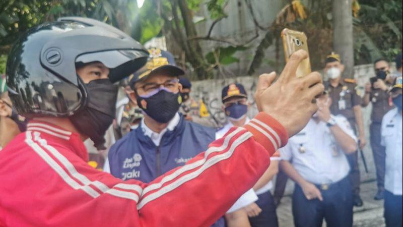 Anies Berhentikan dan Pulangkan Pekerja di Jalan: Bilang ke Bos Kamu, Disuruh Gubernur DKI di Rumah Aja