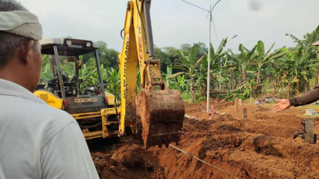 Kasus COVID-19 Tak Terkendali, Alat Berat Dikerahkan Gali Lubang Makam untuk Jenazah di Bogor