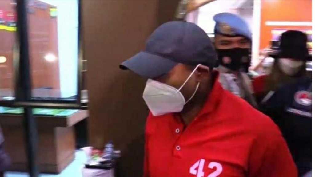 Dibawa ke Sejumlah Tempat Pemeriksaan, Begini Potret Nia Ramadhani-Ardi Bakrie Berbaju Tahanan