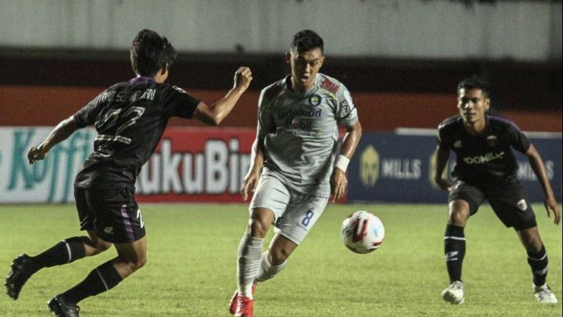 Gelandang Persib Abdul Aziz Nikmati Program Latihan Mandiri