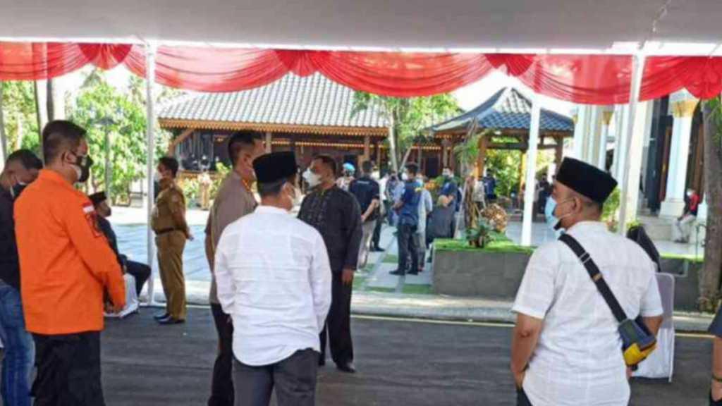 Bupati Bekasi Dimakamkan di Pemakaman Keluarga Usai Positif COVID-19, Warga Mulai Datangi Kediaman