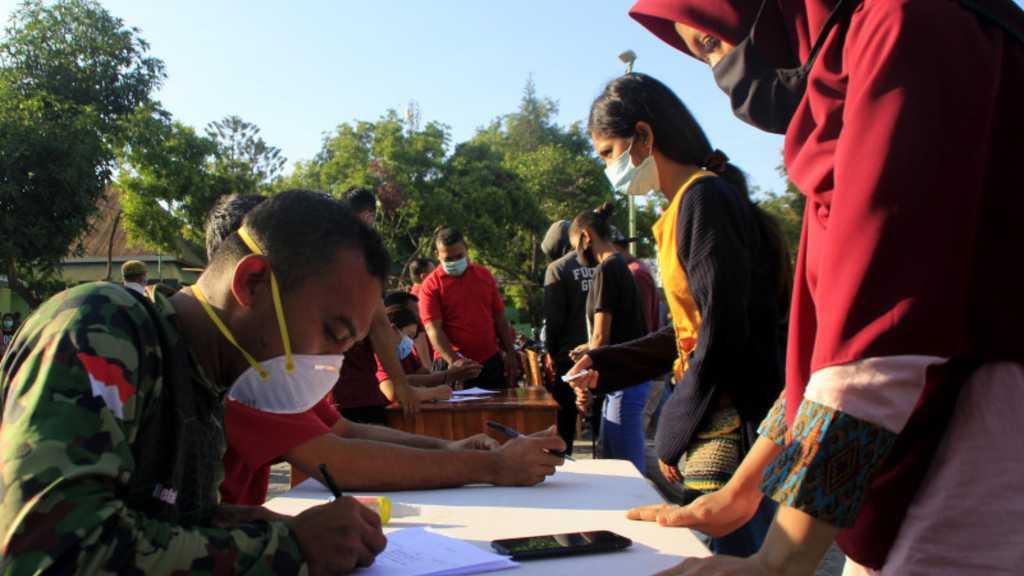 Daftar Vaksinasi COVID-19, Warga di Kupang Rela Antre Sejak Pukul 04.00 Pagi