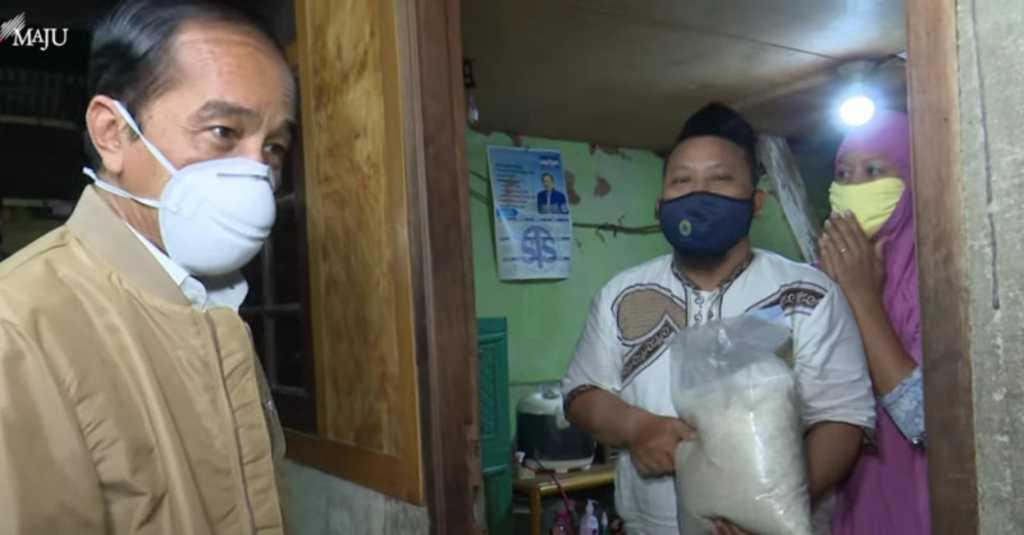 Presiden Jokowi Turun Langsung Bagikan Paket Obat dan Sembako untuk Warga di Jakarta Utara