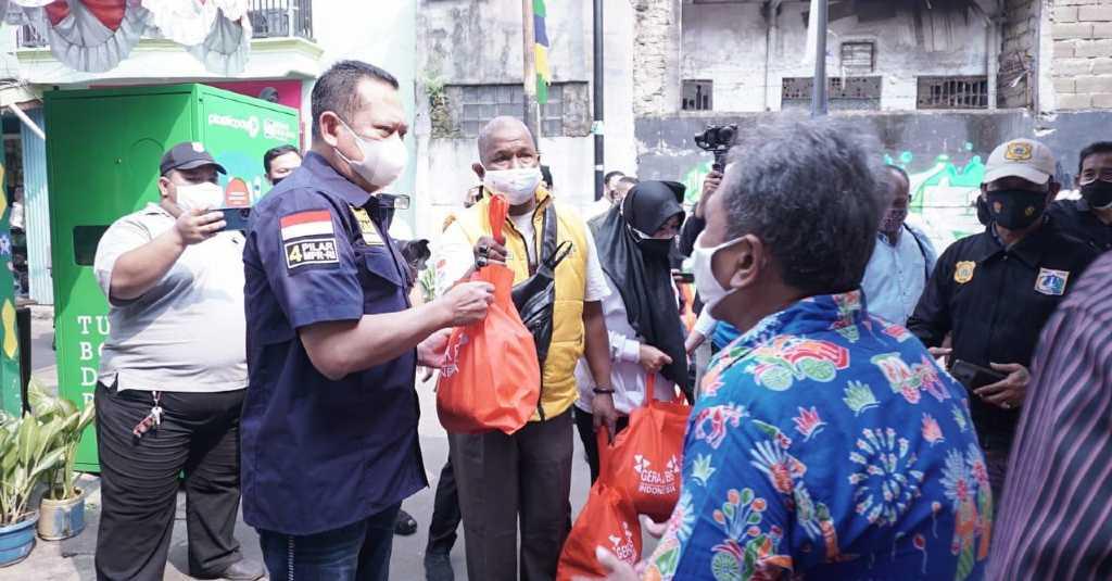 Bamsoet dan GERAK BS Berikan Bantuan Paket Sembako