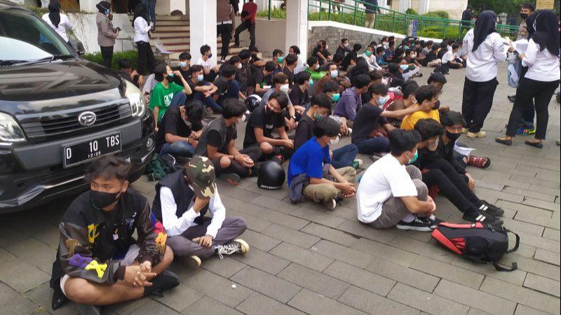 Polisi Temukan Bom Molotov saat Tangkap Pelaku Aksi Demo Tolak PPKM di Bandung