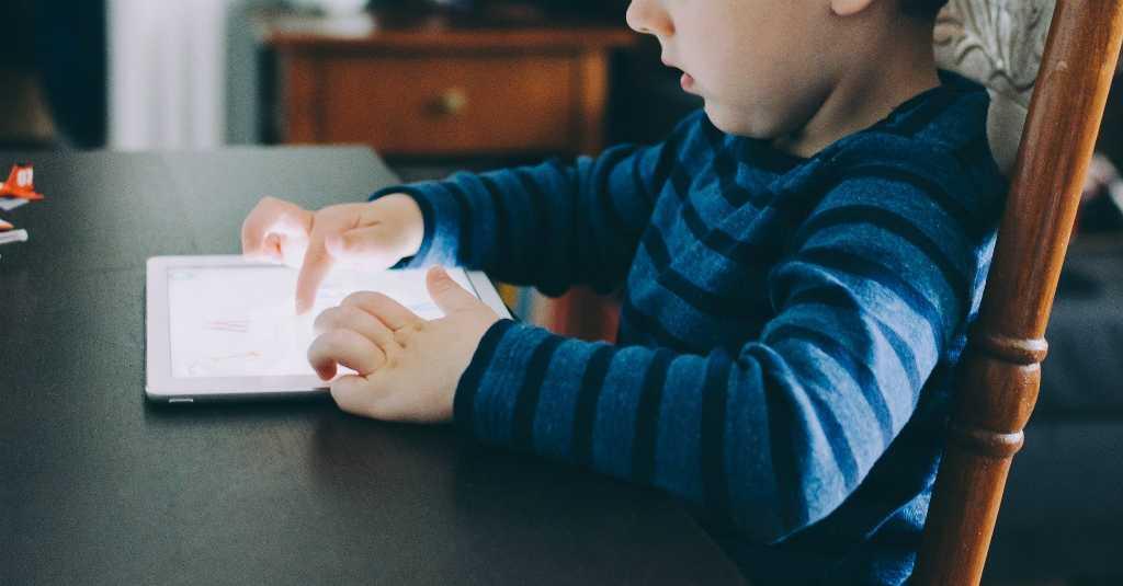 Anak Terbiasa Main Gadget Sejak Dini Bisa Sebabkan Telat Bicara